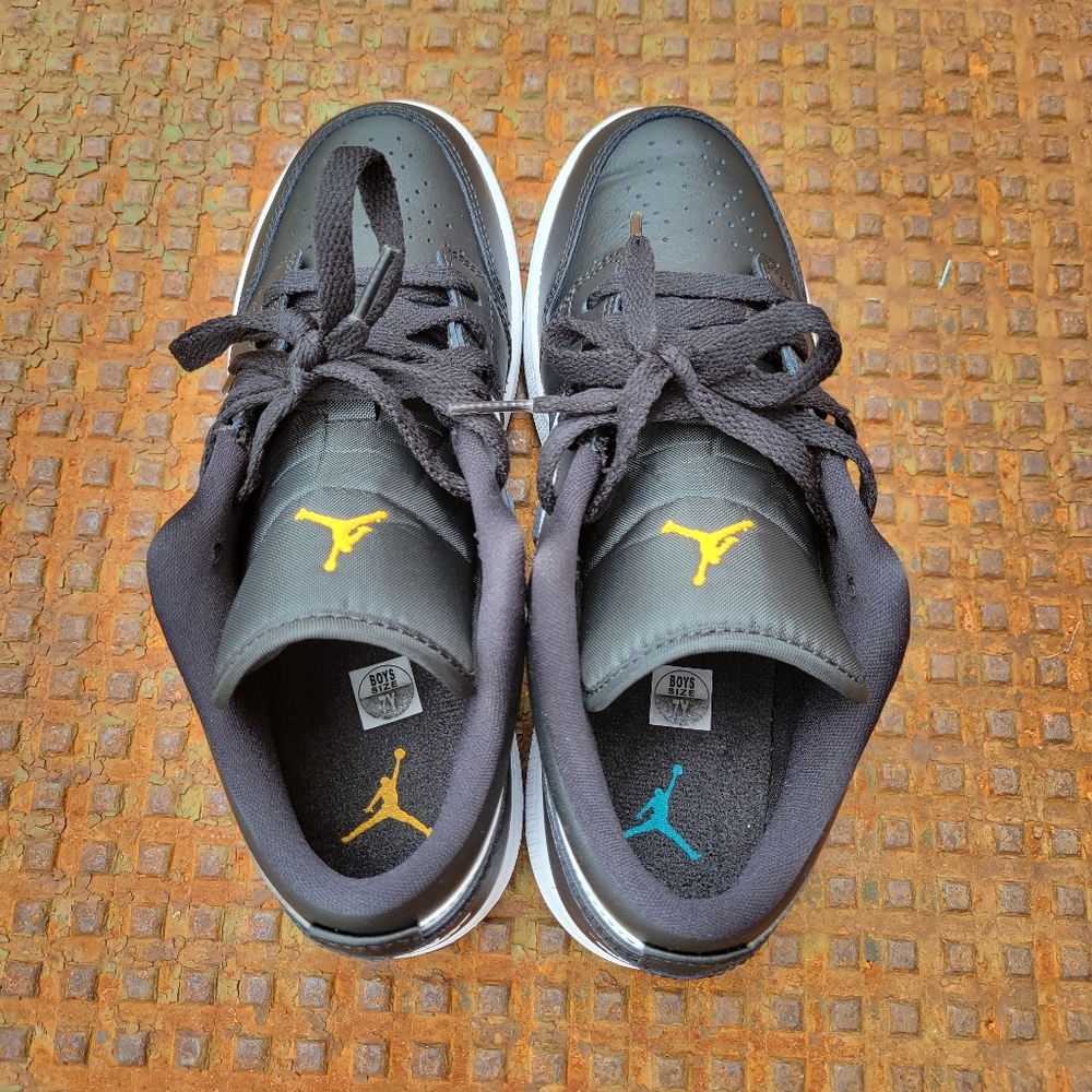 Jordan 1 Low Retro "Hologram" - Picture 8 of 14